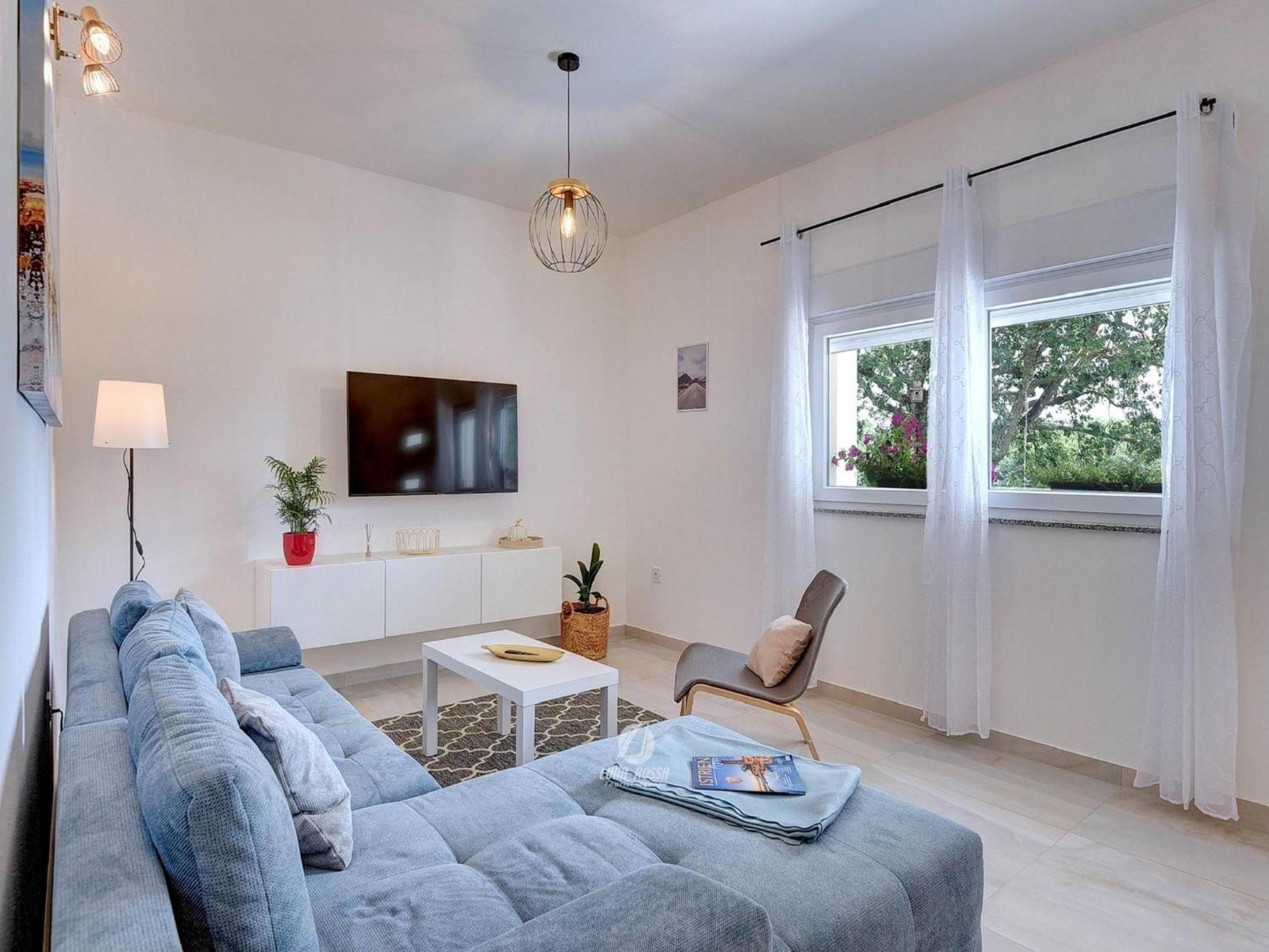 Spacious With Private Terrace And Garden Apartment
