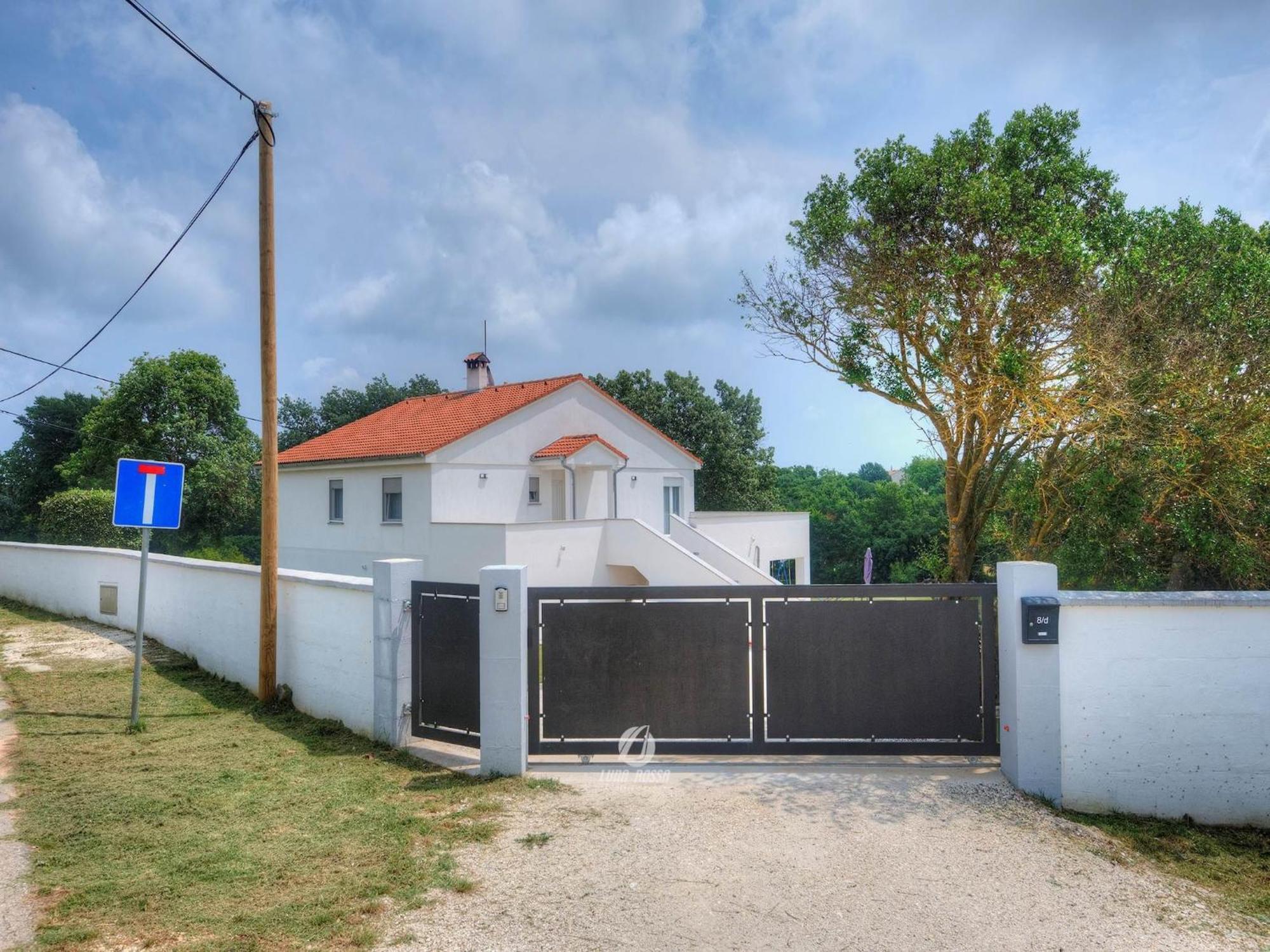 Spacious With Private Terrace And Garden Apartment